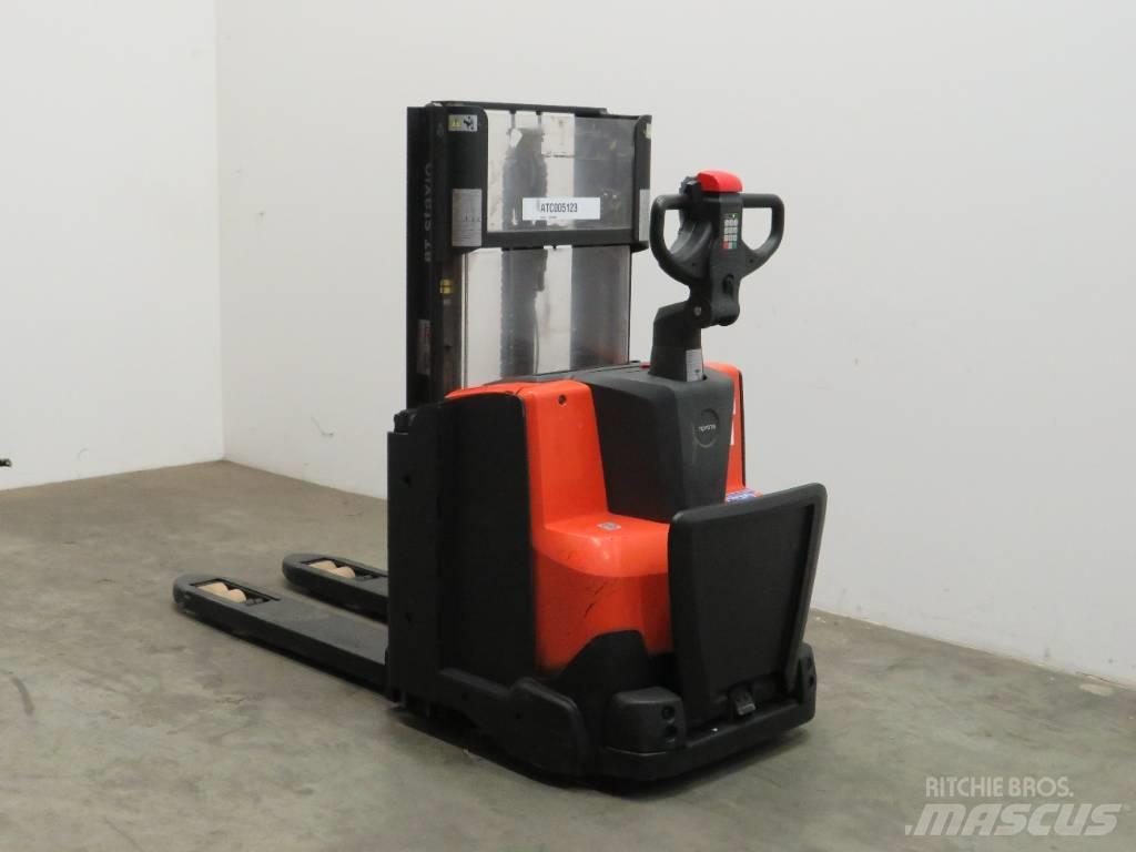 BT SWE 200 D 行走控制式堆積機
