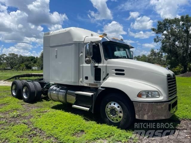 Mack CXU613 Pinnacle 曳引機組件