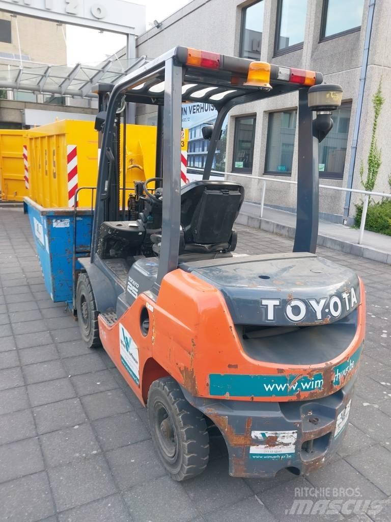 Toyota 8 FDF 25 柴油卡車