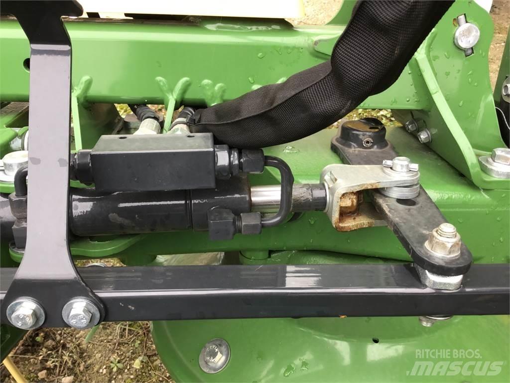 Krone Vendro 820 耙與翻草機