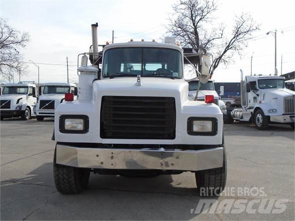 Mack RD600 吊鉤式起重車