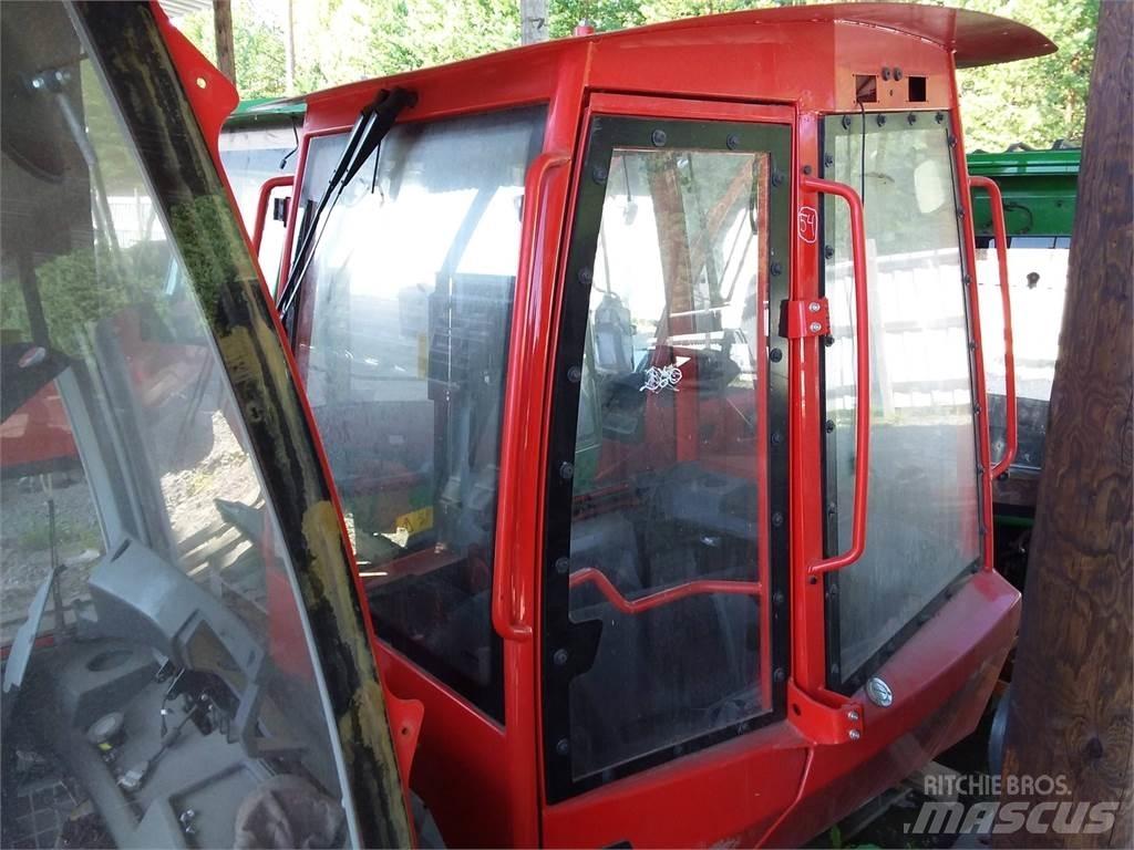 Komatsu 895 駕駛室與內部