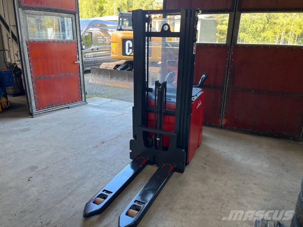 Linde D 14 AP 自走式堆積機