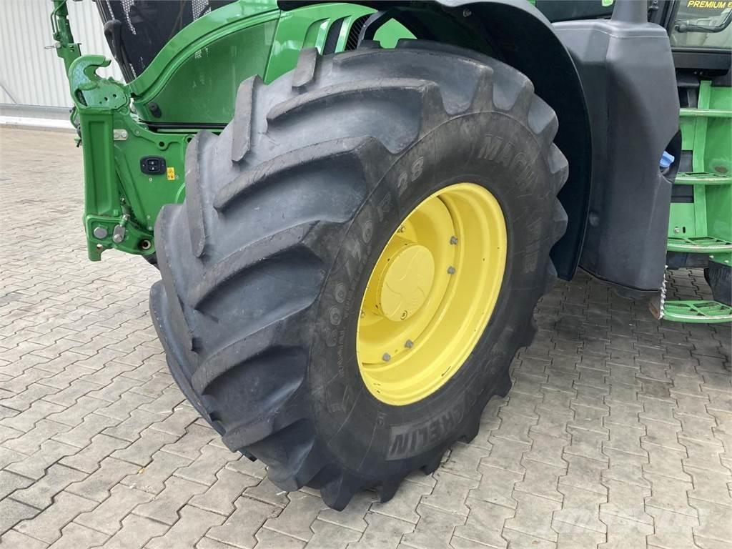 John Deere 6215R 曳引機