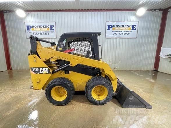 CAT 242D 滑移轉向裝載機