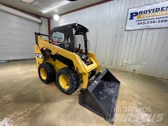 CAT 242D 滑移轉向裝載機