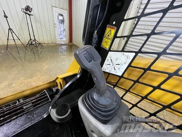 CAT 242D 滑移轉向裝載機