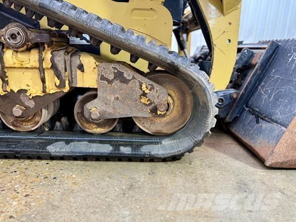 CAT 249D 滑移轉向裝載機