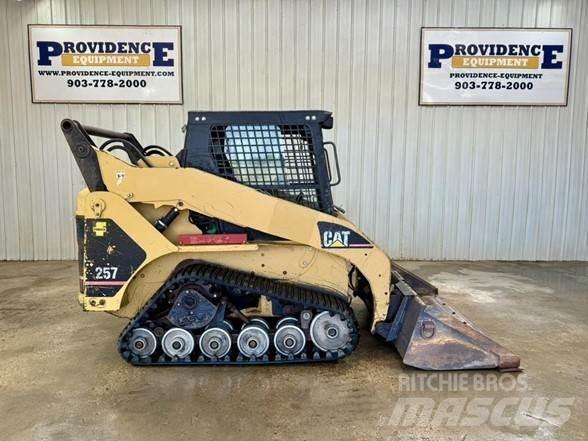 CAT 257 滑移轉向裝載機