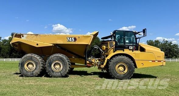 CAT 745 鉸接式起吊車