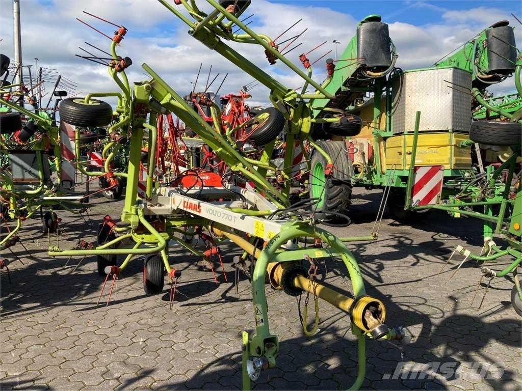 CLAAS Volto 770 T 耙與翻草機