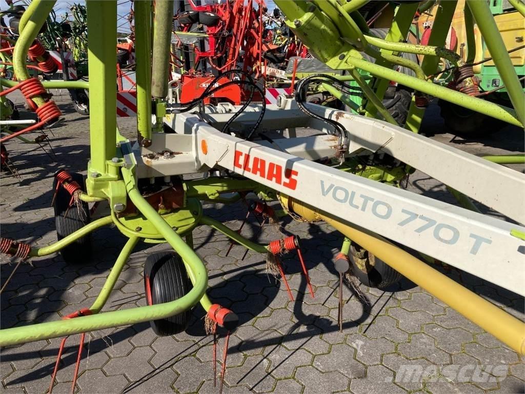 CLAAS Volto 770 T 耙與翻草機