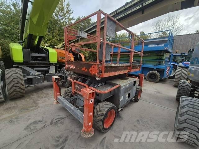SkyJack 6832RT 剪式升降機