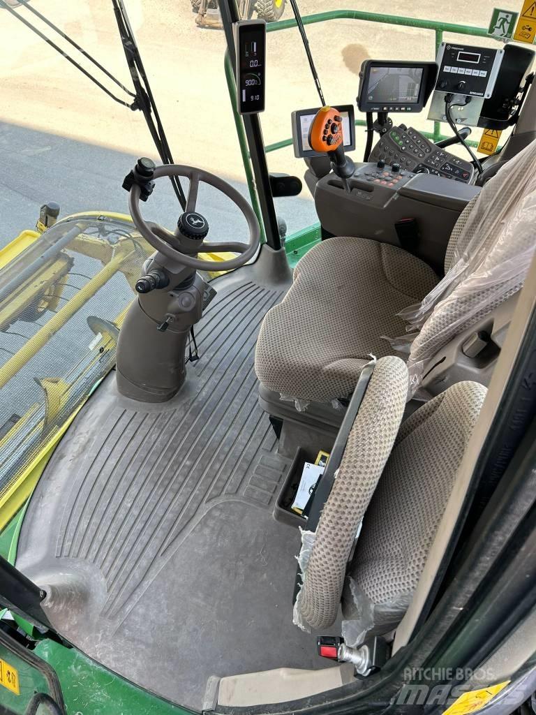 John Deere 8300i 自走式飼料採集機