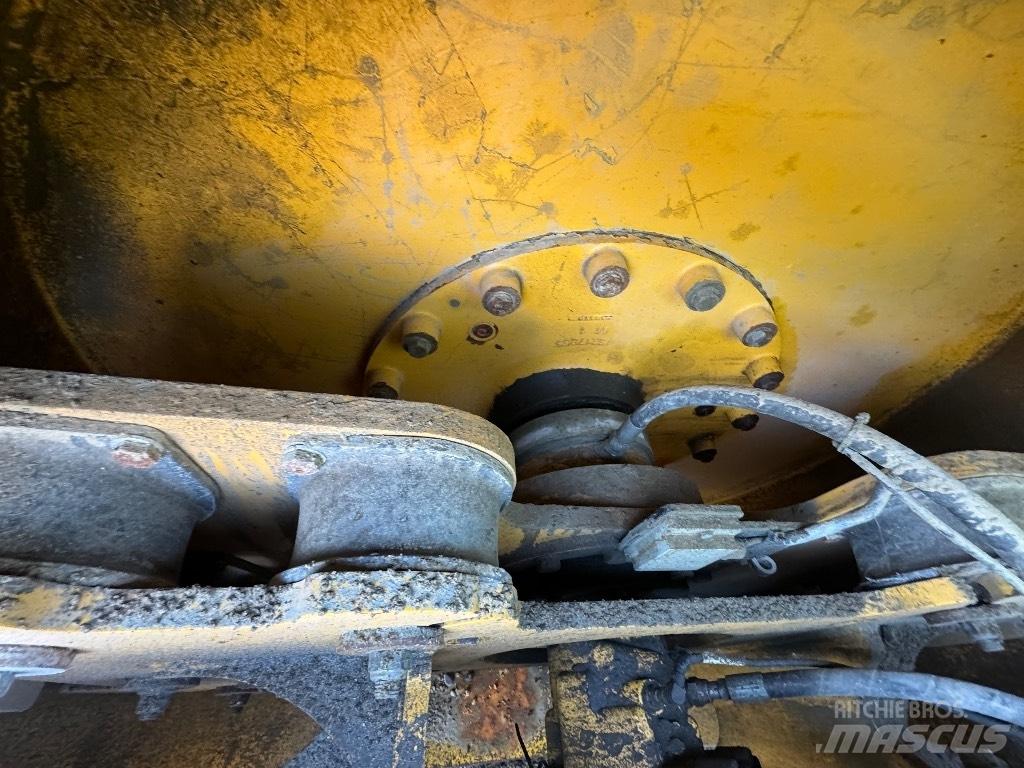 Volvo SD 160 B 膠輪滾壓機