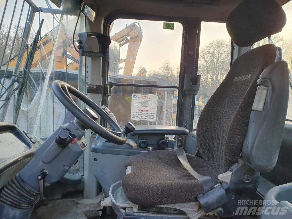 Doosan DL 200-3 輪胎式裝載機