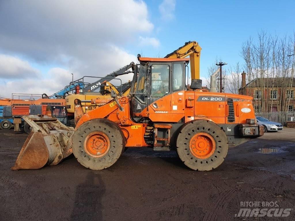 Doosan DL 200-3 輪胎式裝載機