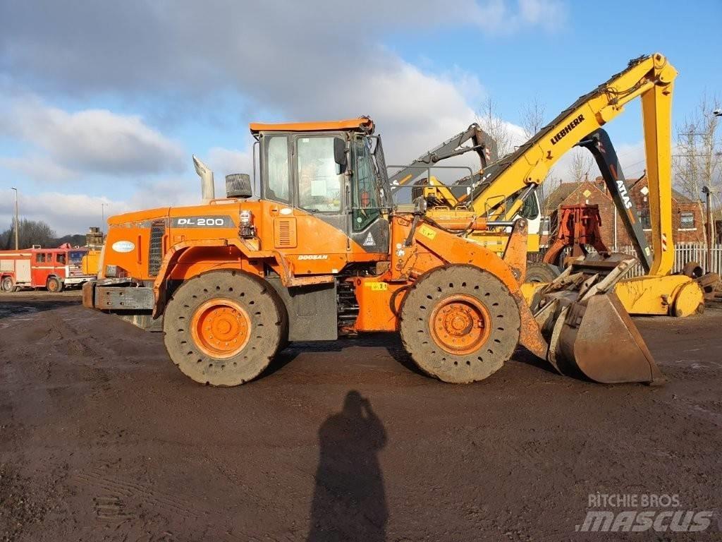 Doosan DL 200-3 輪胎式裝載機