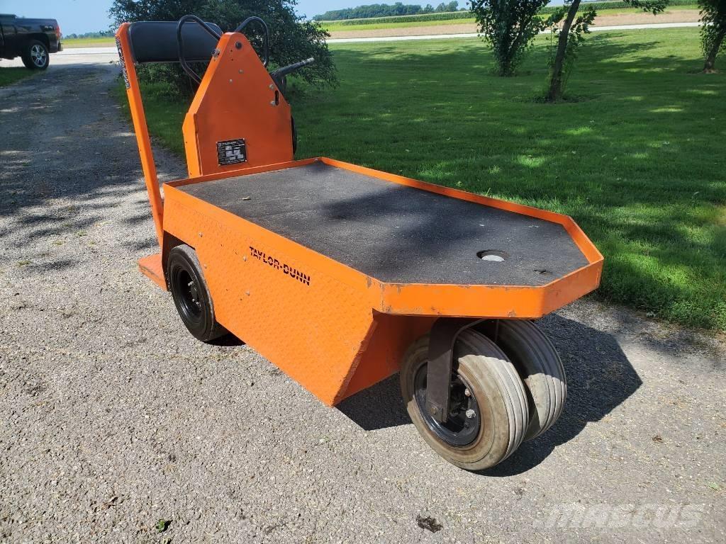 Taylor-Dunn SC100 牽引車