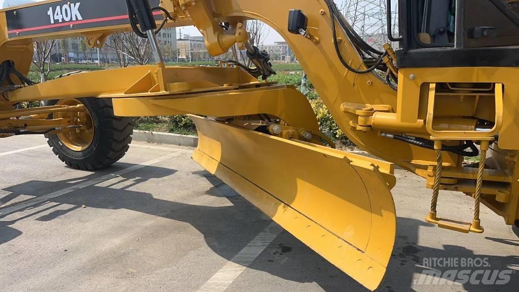 CAT 140 K 平土機