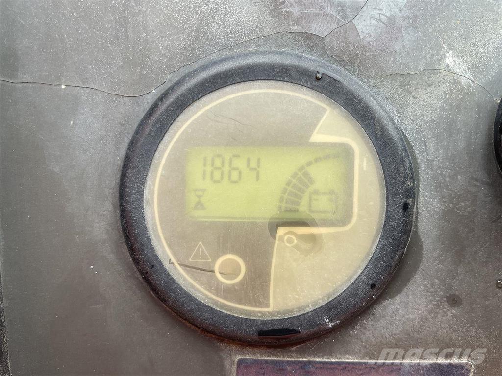 JLG 800AJ 曲臂高空作業車