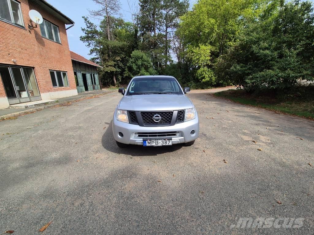 Nissan Navara 皮卡.傳統半斗卡車/側卸板