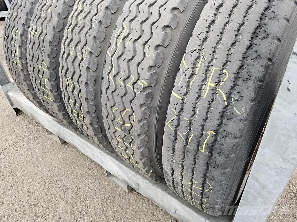 Uniroyal 9 R 22.5 骨架式半拖車