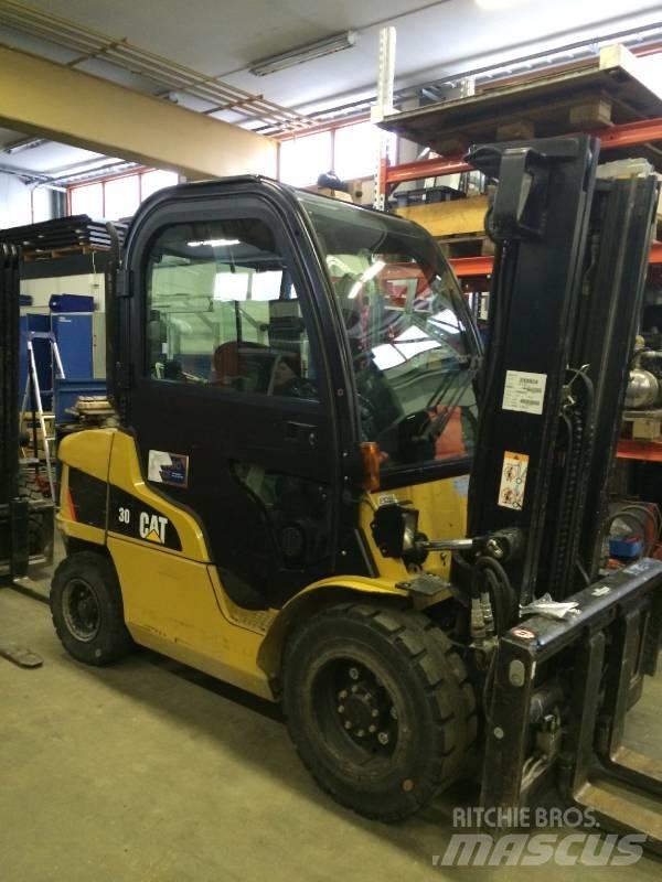 CAT DP30N 柴油卡車