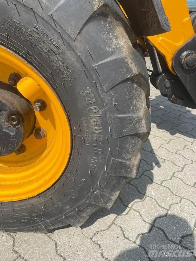 JCB 525.60 伸縮臂操作車
