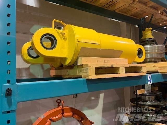 Komatsu 830 E 鉸接式起吊車