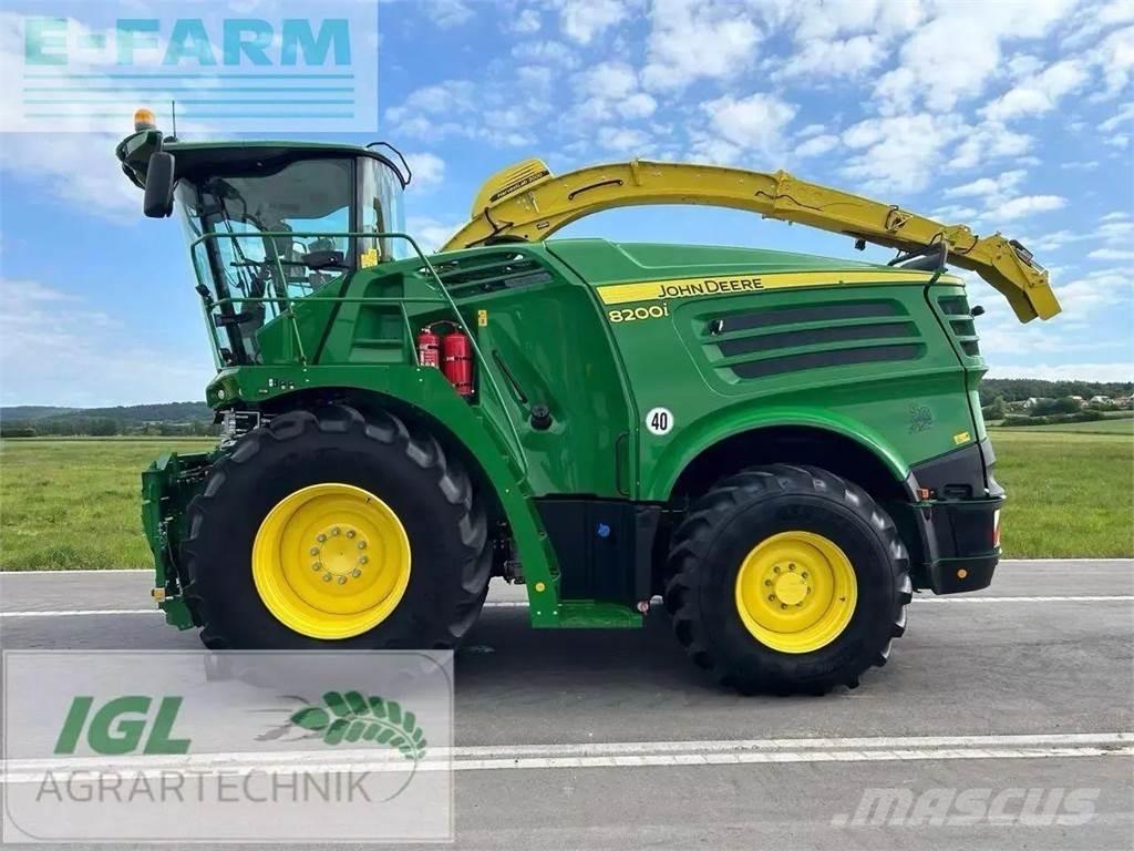 John Deere 8200 i 自走式飼料採集機