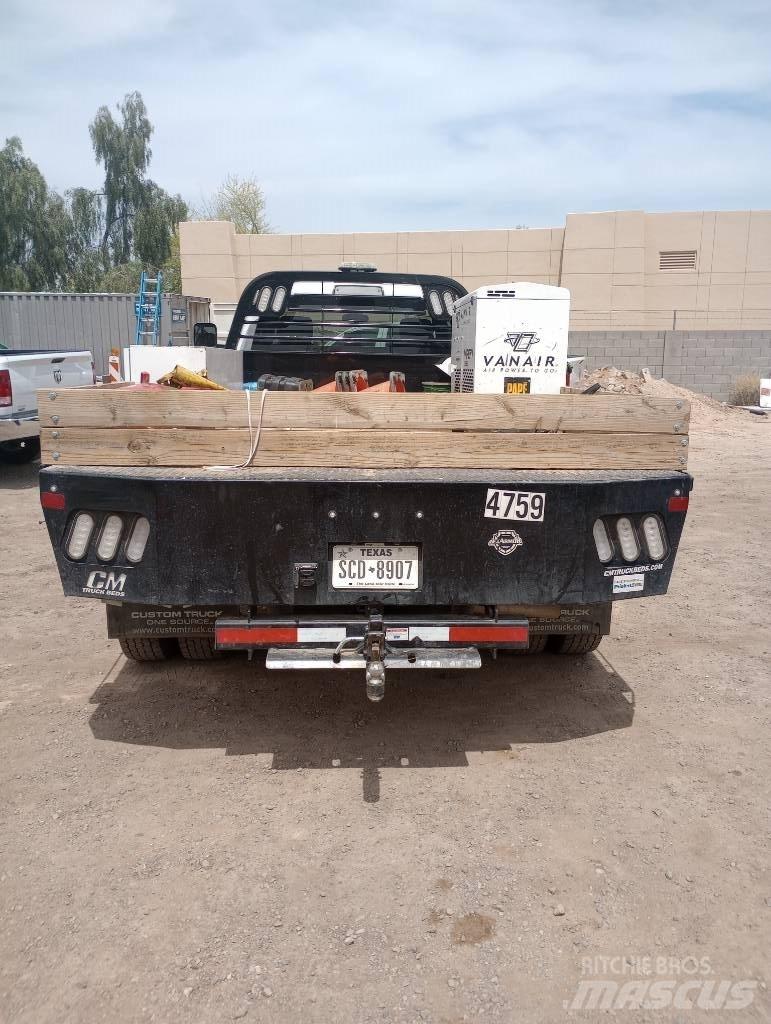 RAM 5500 平板式/側卸式卡車