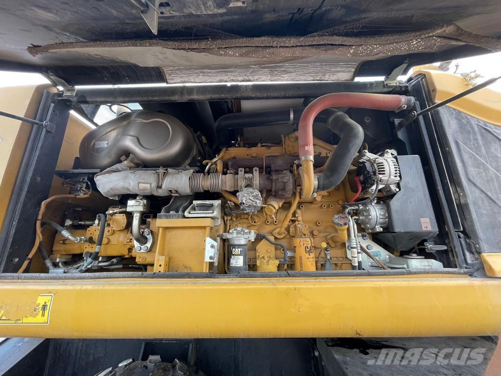 CAT MH3024 廢棄物/工業用操作車