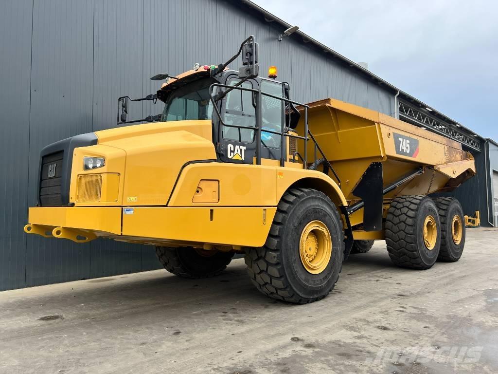 CAT 745 鉸接式起吊車
