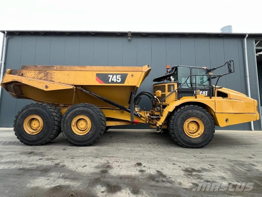 CAT 745 鉸接式起吊車