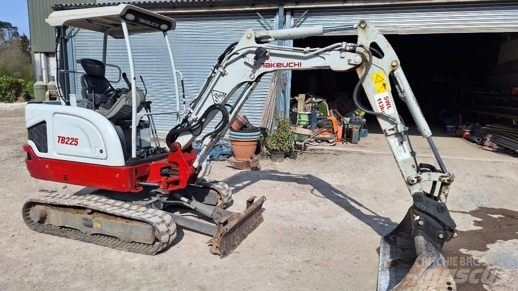 Takeuchi TB 225 小型挖土機/掘鑿機<7t(小型挖掘機)