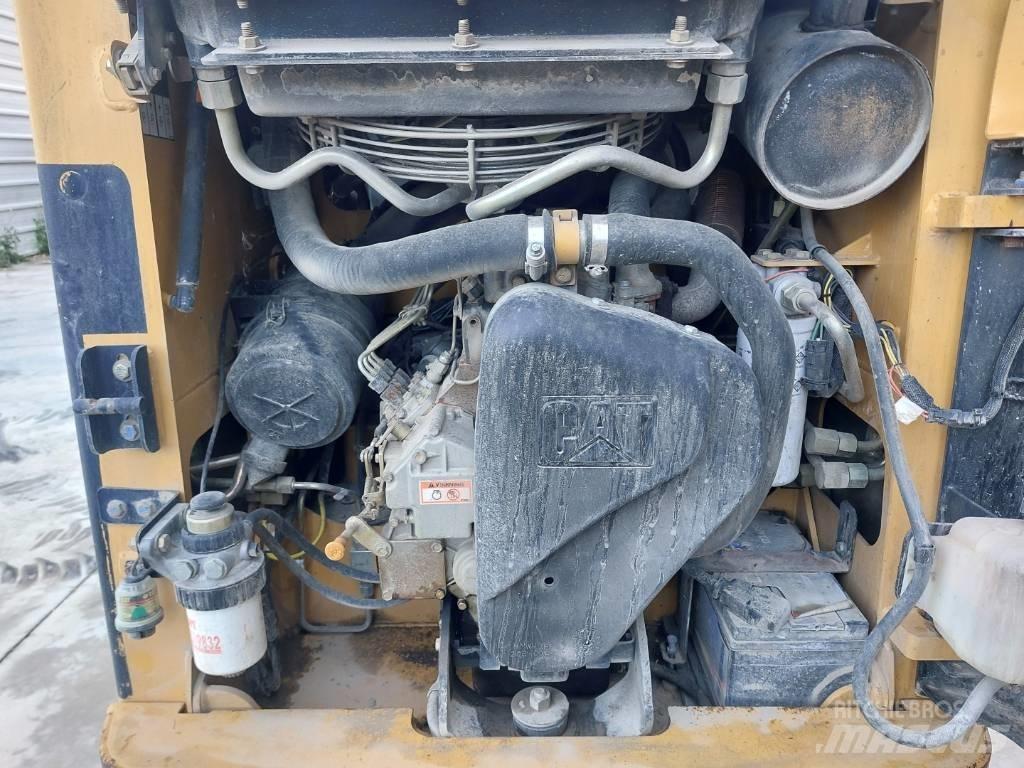 CAT 216 滑移轉向裝載機