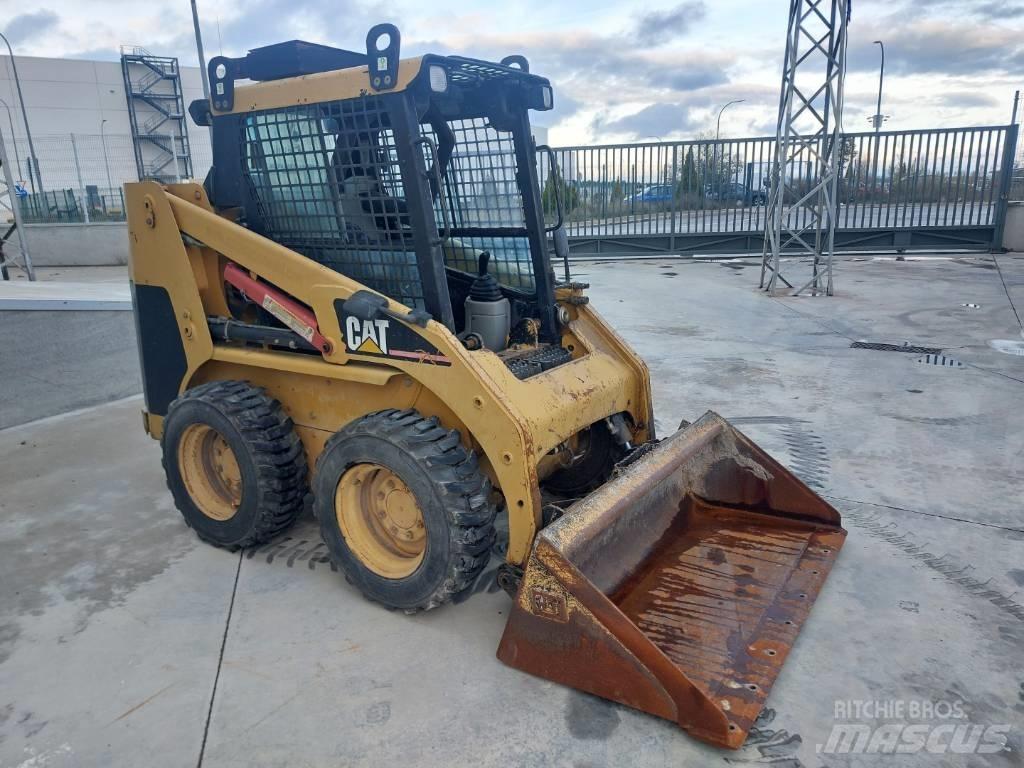 CAT 216 滑移轉向裝載機