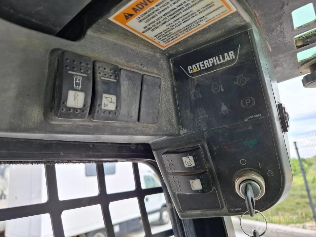 CAT 216 滑移轉向裝載機