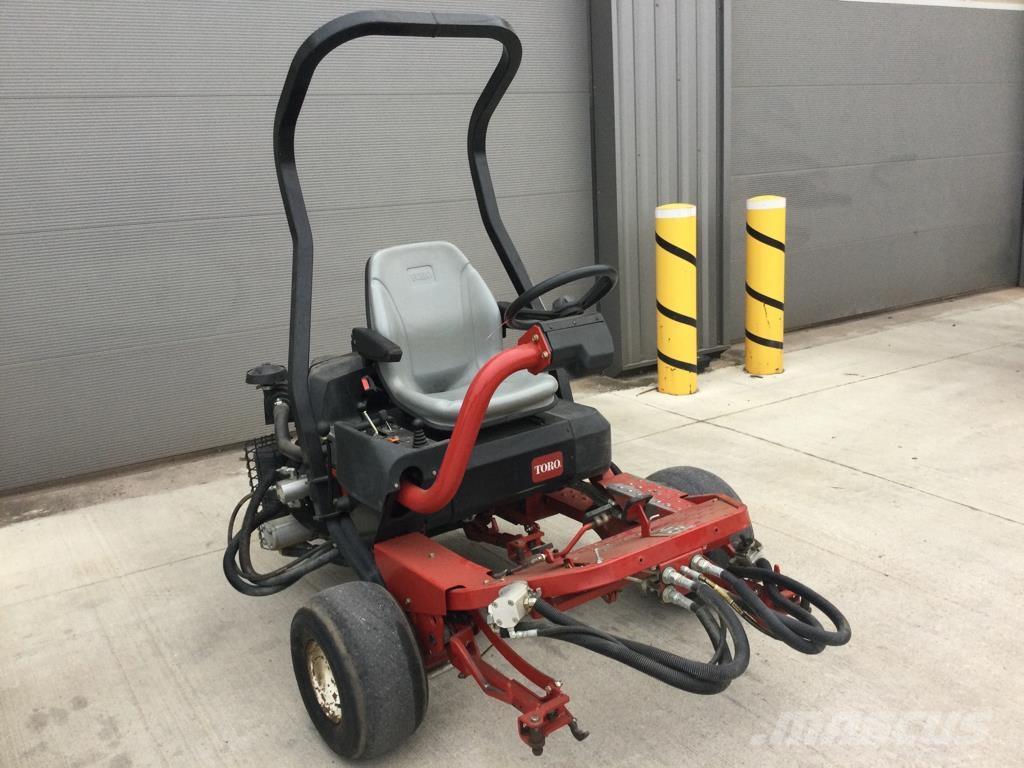 Toro 3250D 騎乘式割草機