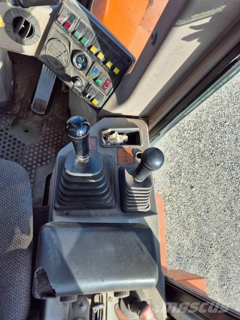 Hitachi FR 130 輪胎式裝載機