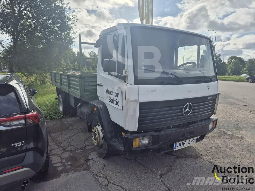 Mercedes-Benz 1117 平板式/側卸式卡車