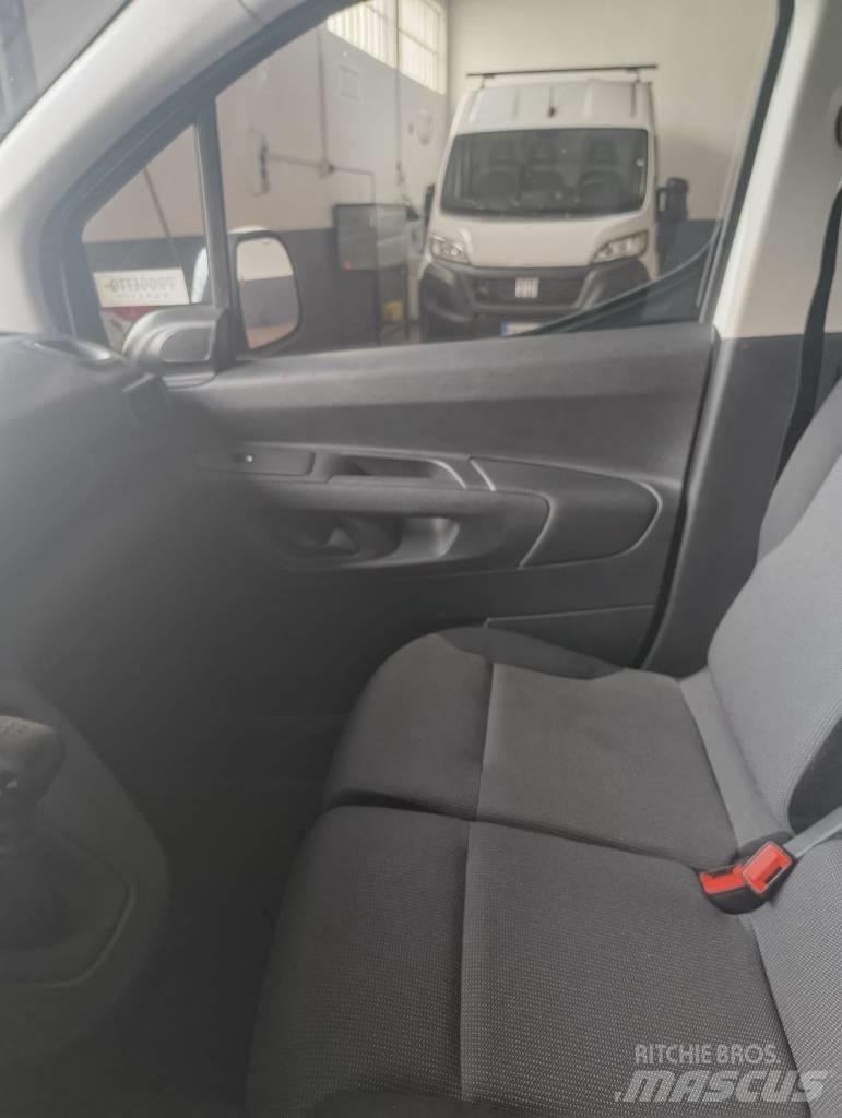 Fiat Doblo 廂式貨物運輸車