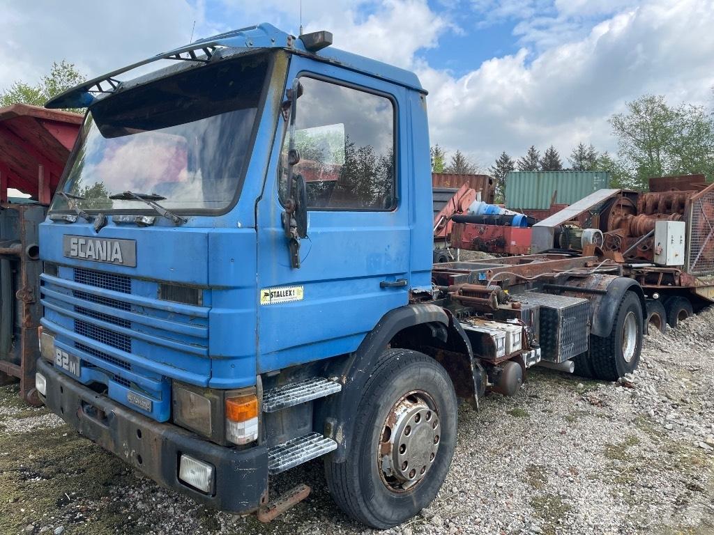 Scania 82M 起重可拆卸式卡車