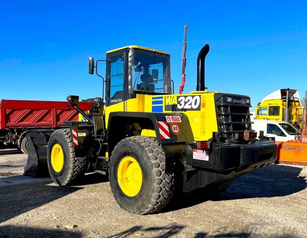 Komatsu WA 320 輪胎式裝載機
