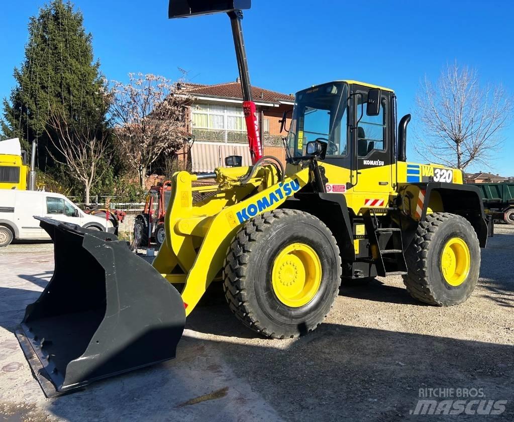 Komatsu WA 320 輪胎式裝載機
