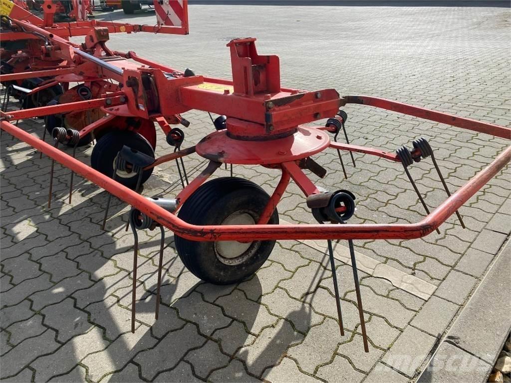 Kuhn GF 8702 耙與翻草機