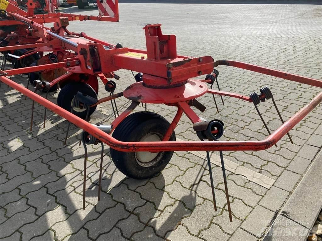 Kuhn GF 8702 耙與翻草機