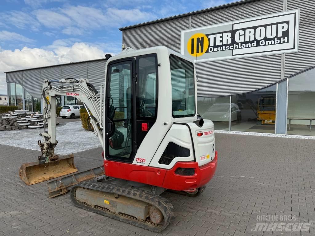 Takeuchi TB 225 V3 小型挖土機/掘鑿機<7t(小型挖掘機)