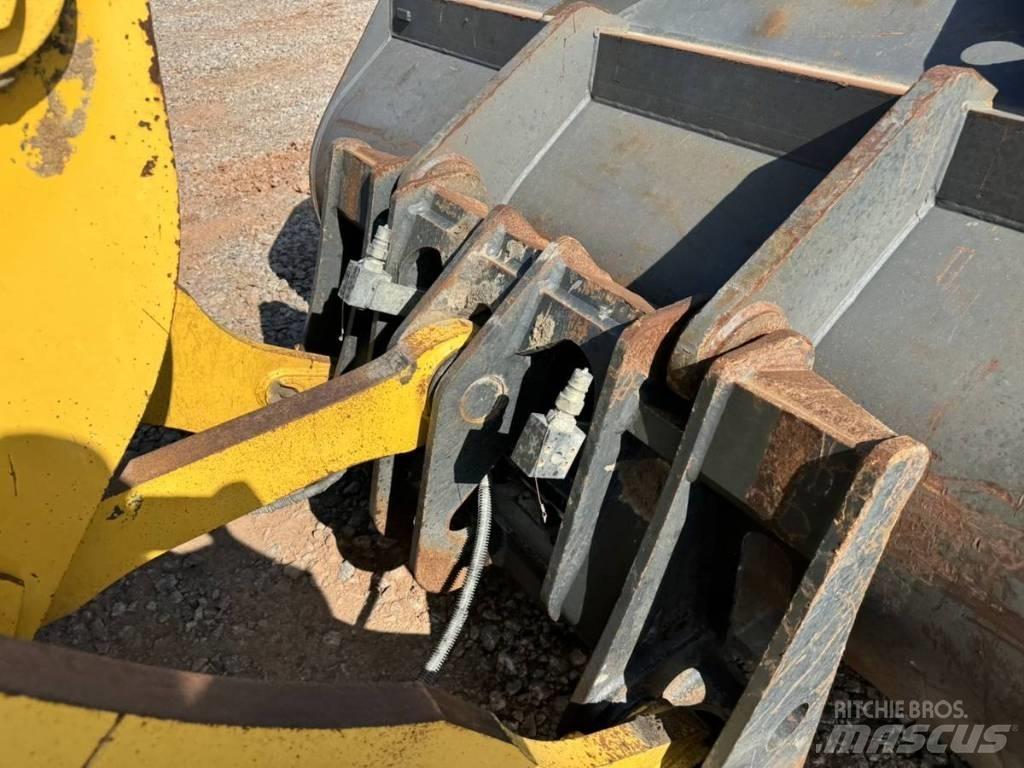 Komatsu WA 320 輪胎式裝載機